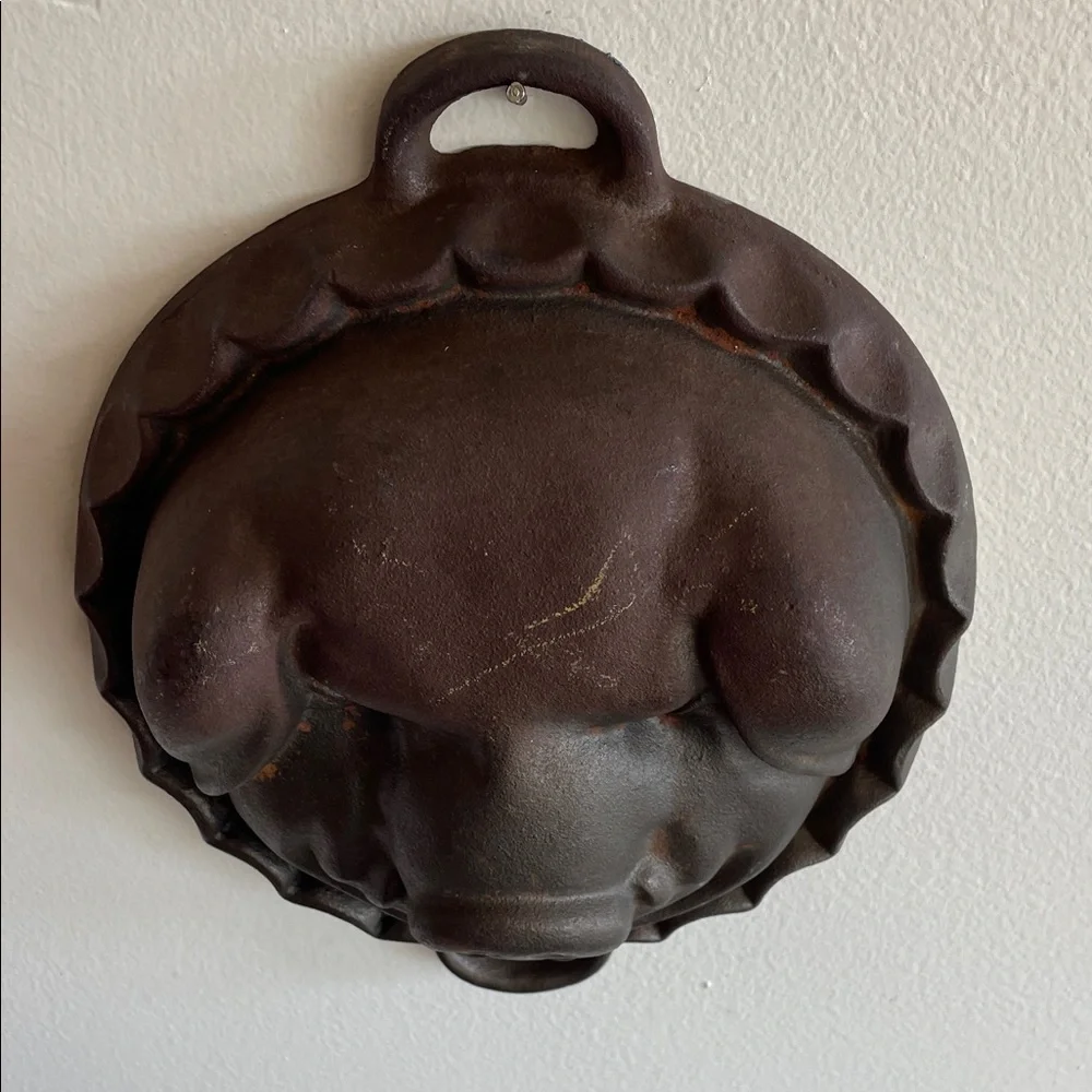 VINTAGE Rustic Cast Iron Pig Head Mold Baking Pan